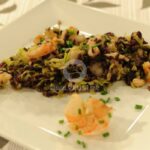 Скариди с черен ориз и тиквички