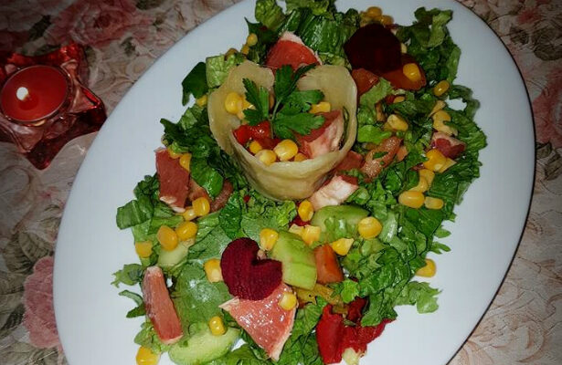 Здравословна пъстра салата с грейпфрут и цвекло