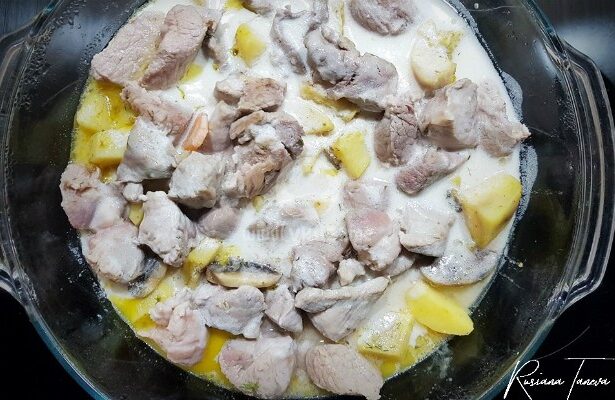 Свинско месо с картофи, гъби и бешамелов сос