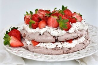 Шоколадова торта Павлова с ягоди