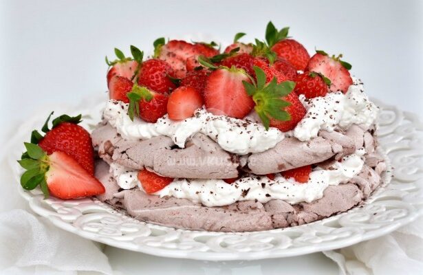 Шоколадова торта Павлова с ягоди