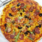 Хрупкава пица с луканка, царевица и маслини