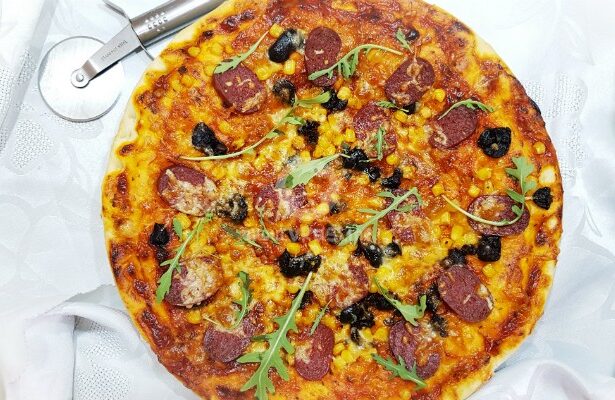 Хрупкава пица с луканка, царевица и маслини