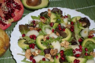 Зелена салата с круша, авокадо и нар
