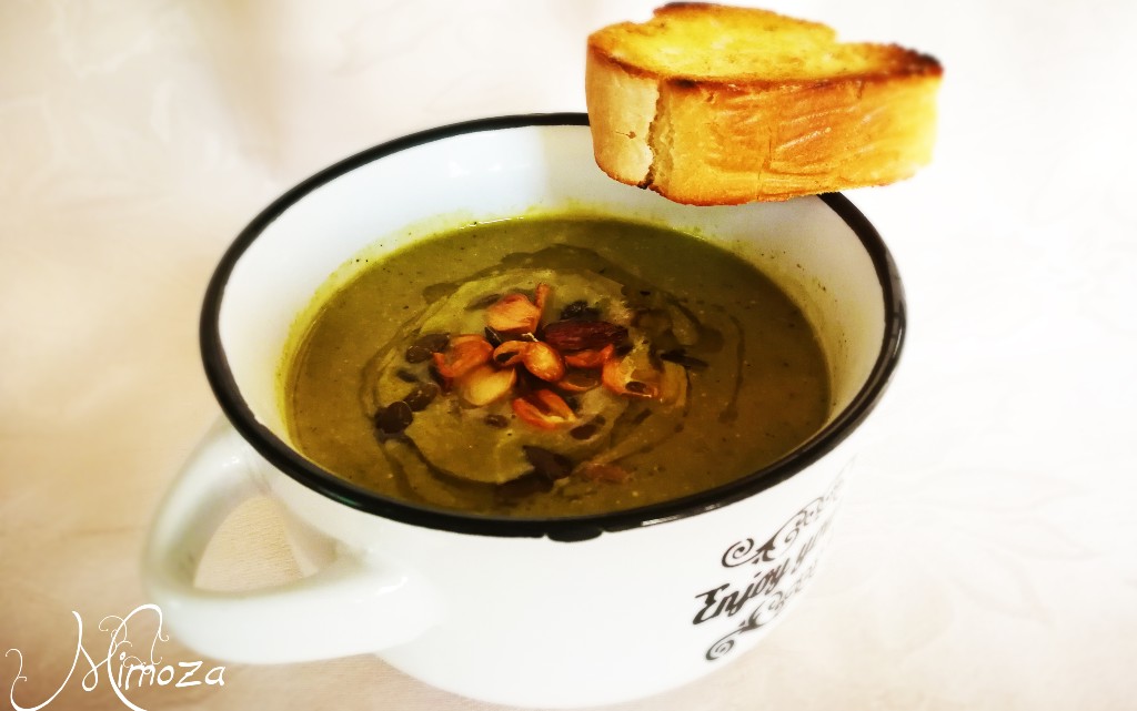 Постна крем супа от броколи с чипс от чесън