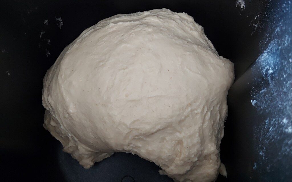Пухкав бял хляб в хлебопекарна