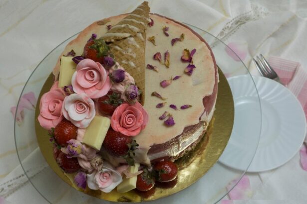 Торта-йогурт с ягоди и рози