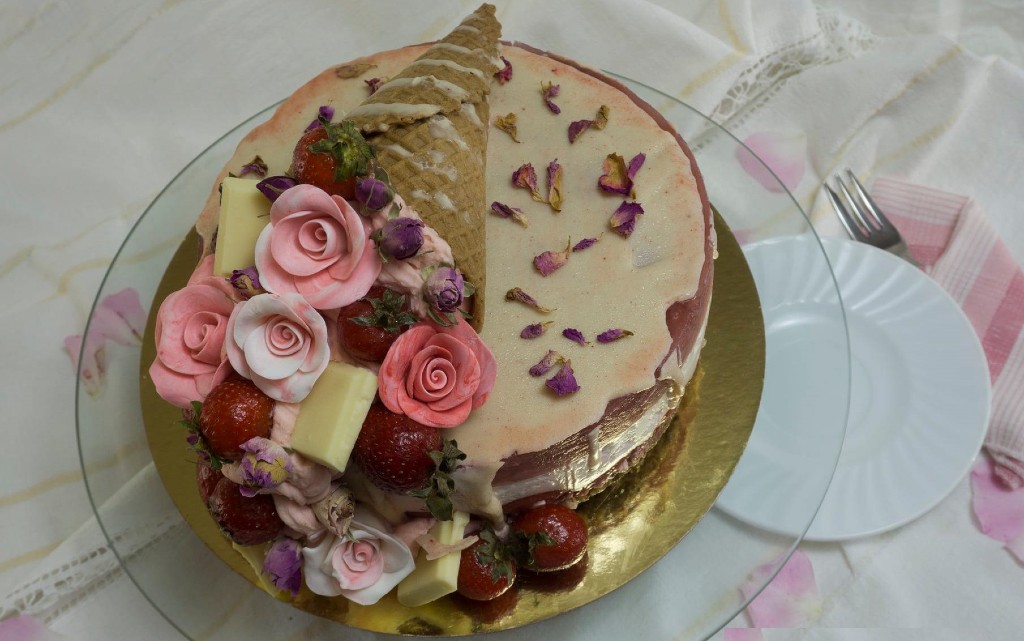 Торта-йогурт с ягоди и рози