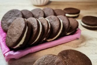 Домашни шоколадови бисквити с маслен крем и лимонови корички