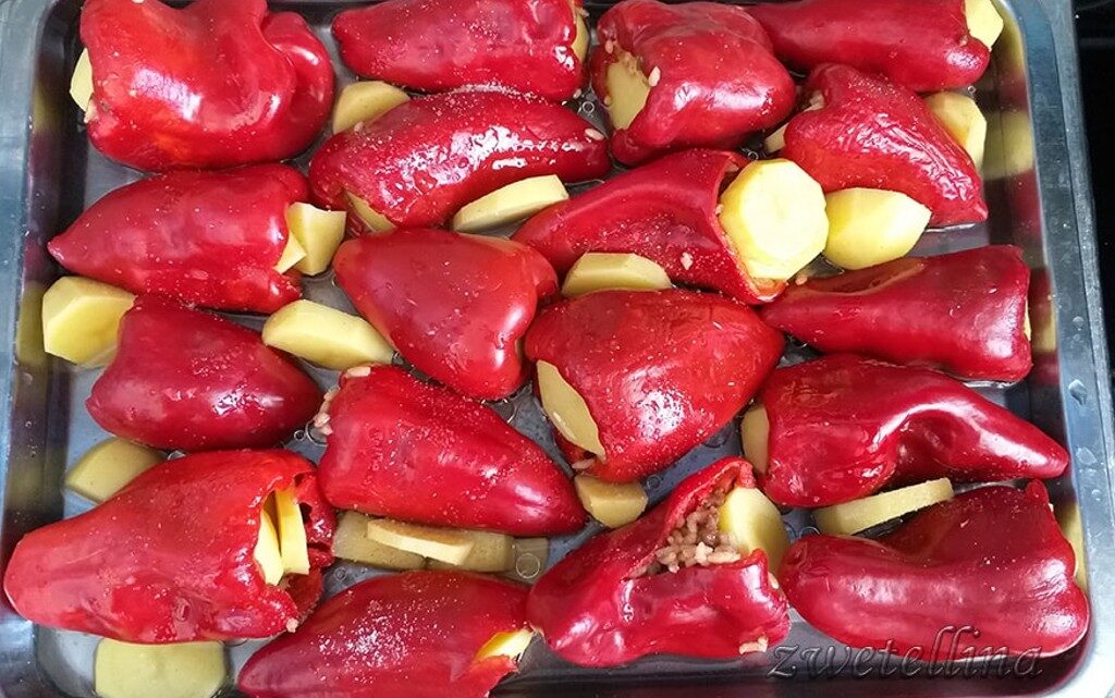 Пълнени чушки с кайма, ориз и сос