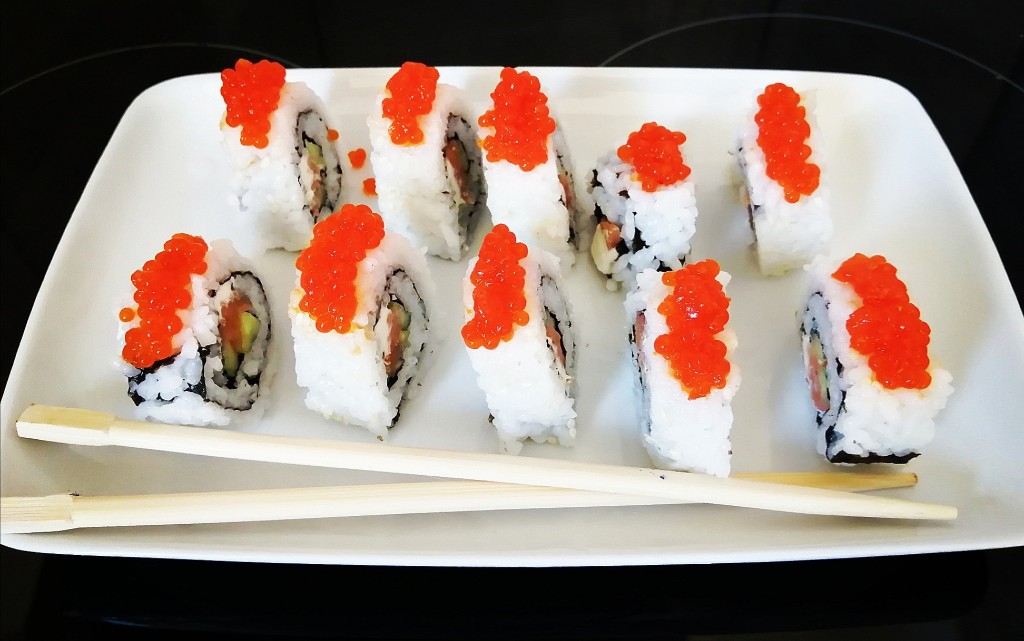 Обърнато суши с хайвер от сьомга