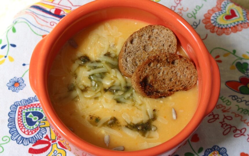 Зеленчукова крем супа с чедър и песто