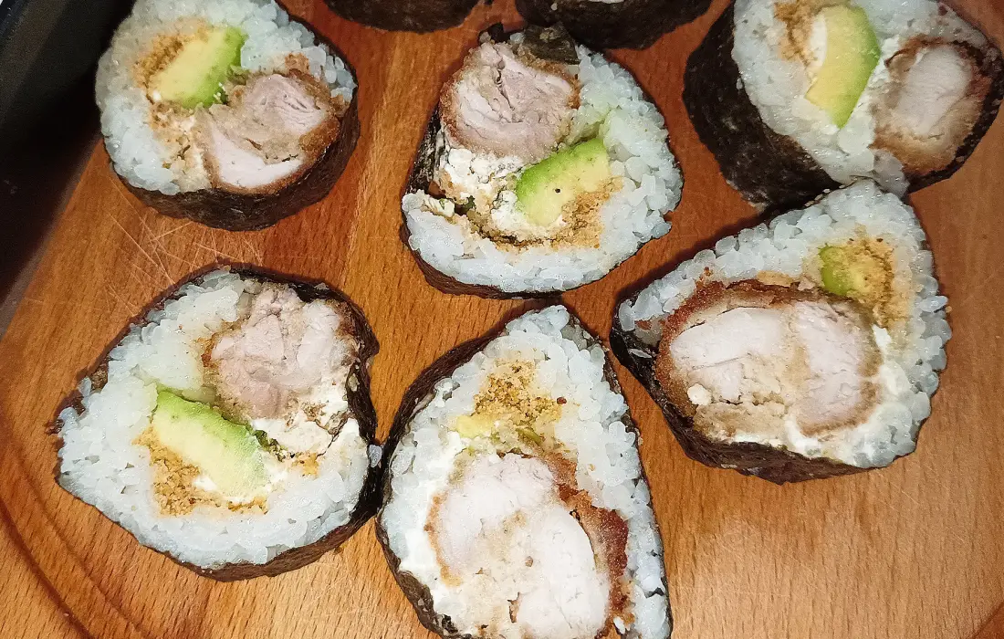 Суши хрупкаво пиле с авокадо